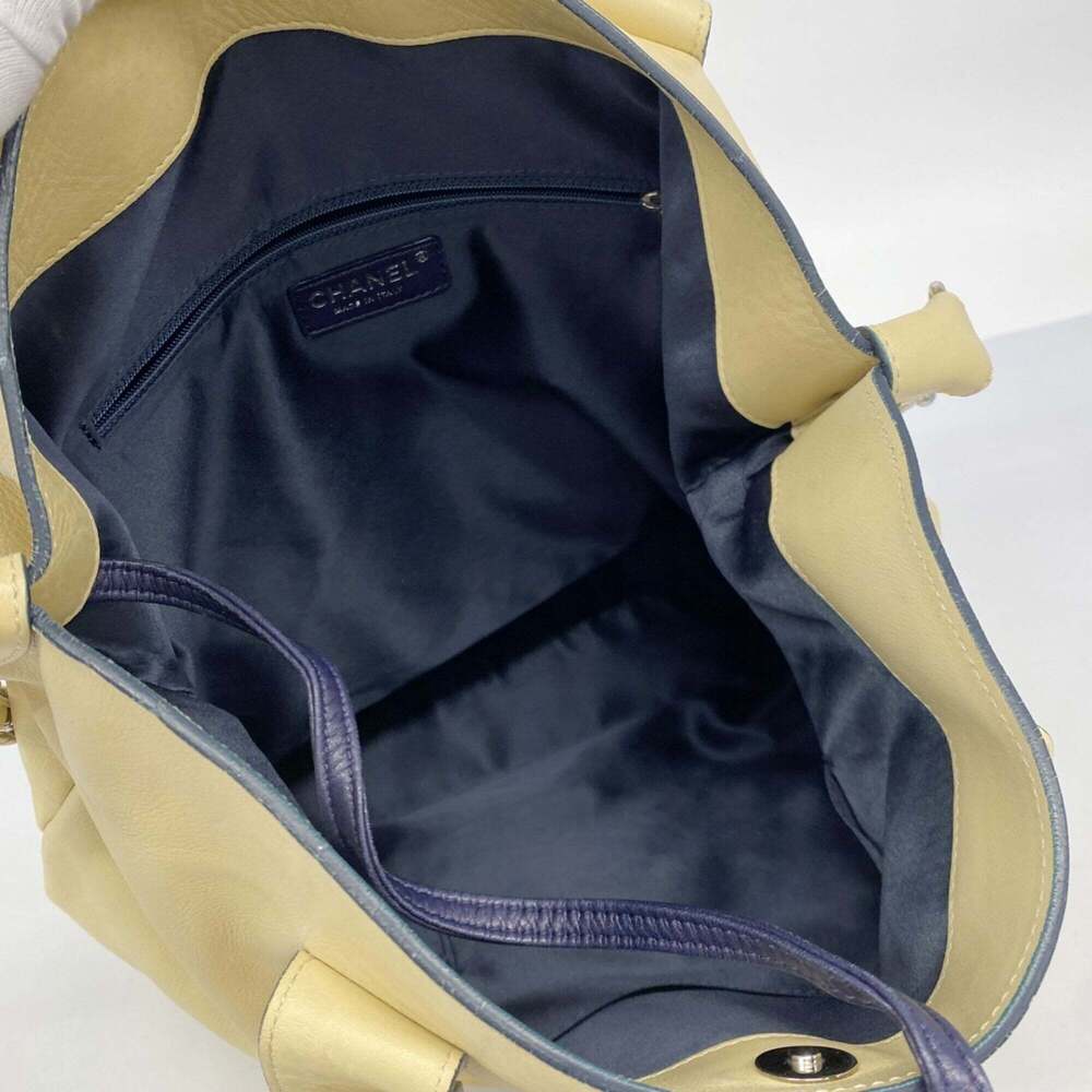 CHANEL Cream Lambskin Leather Tote Bag - Picture 4 of 15